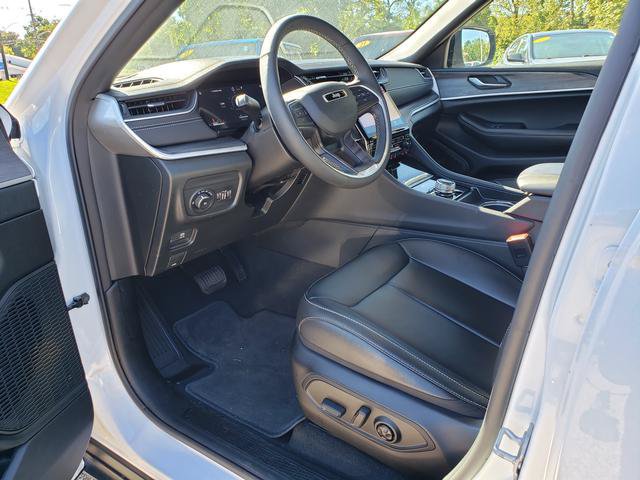 Used 2025 Jeep Grand Cherokee Limited w/ Black Appearance Package AWD/4WD image 10