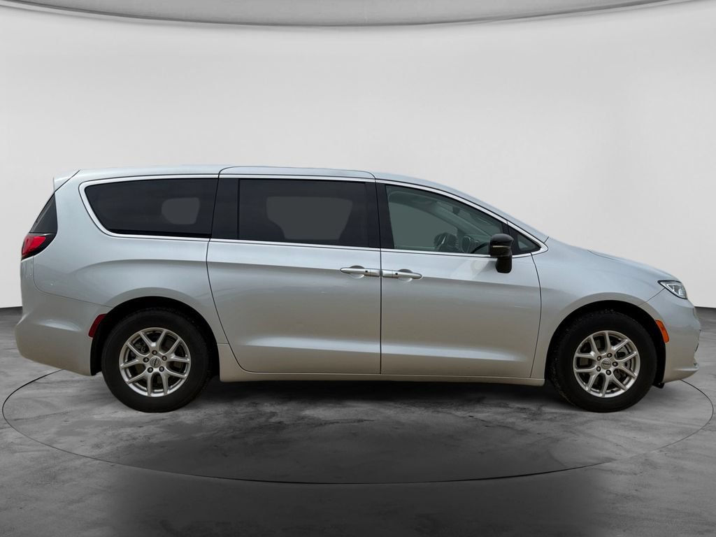 Used 2024 Chrysler Pacifica Touring-L FWD image 10