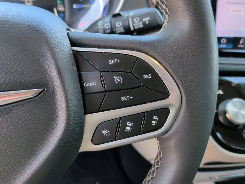 Used 2023 Chrysler Pacifica Touring-L FWD image 18