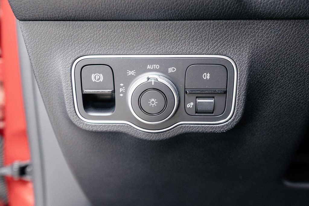 Used 2024 Mercedes-Benz EQB 300 4MATIC image 9