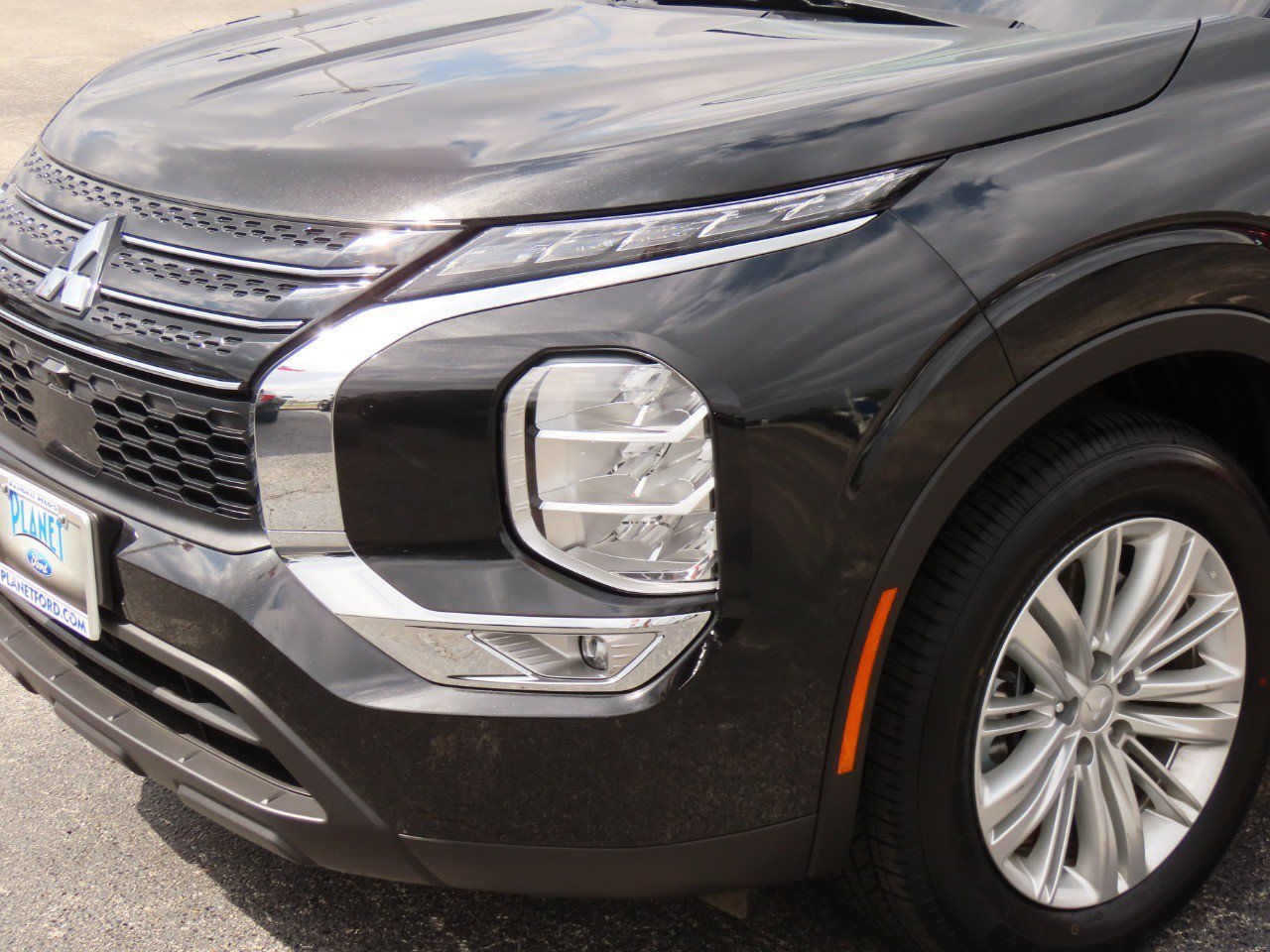 Used 2024 Mitsubishi Outlander ES image 3