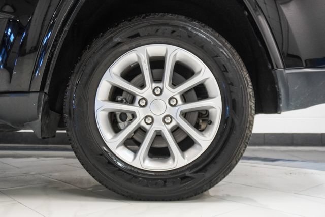 Used 2022 Jeep Grand Cherokee Laredo E w/ Security & Convenience Group RWD image 30