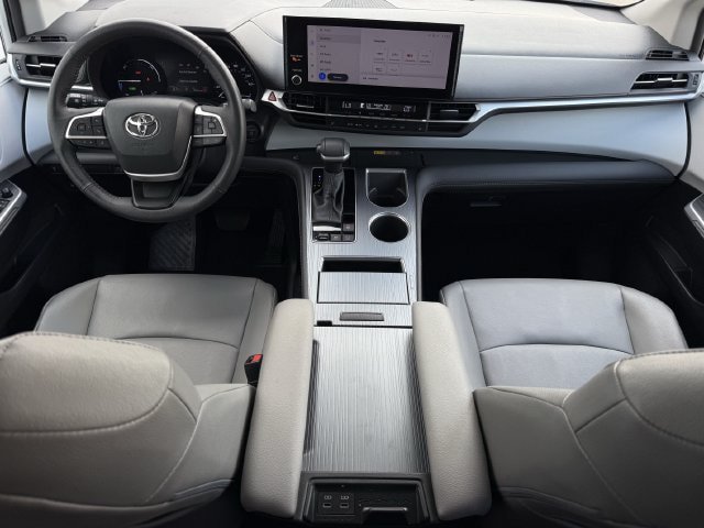 Used 2025 Toyota Sienna XLE FWD image 11