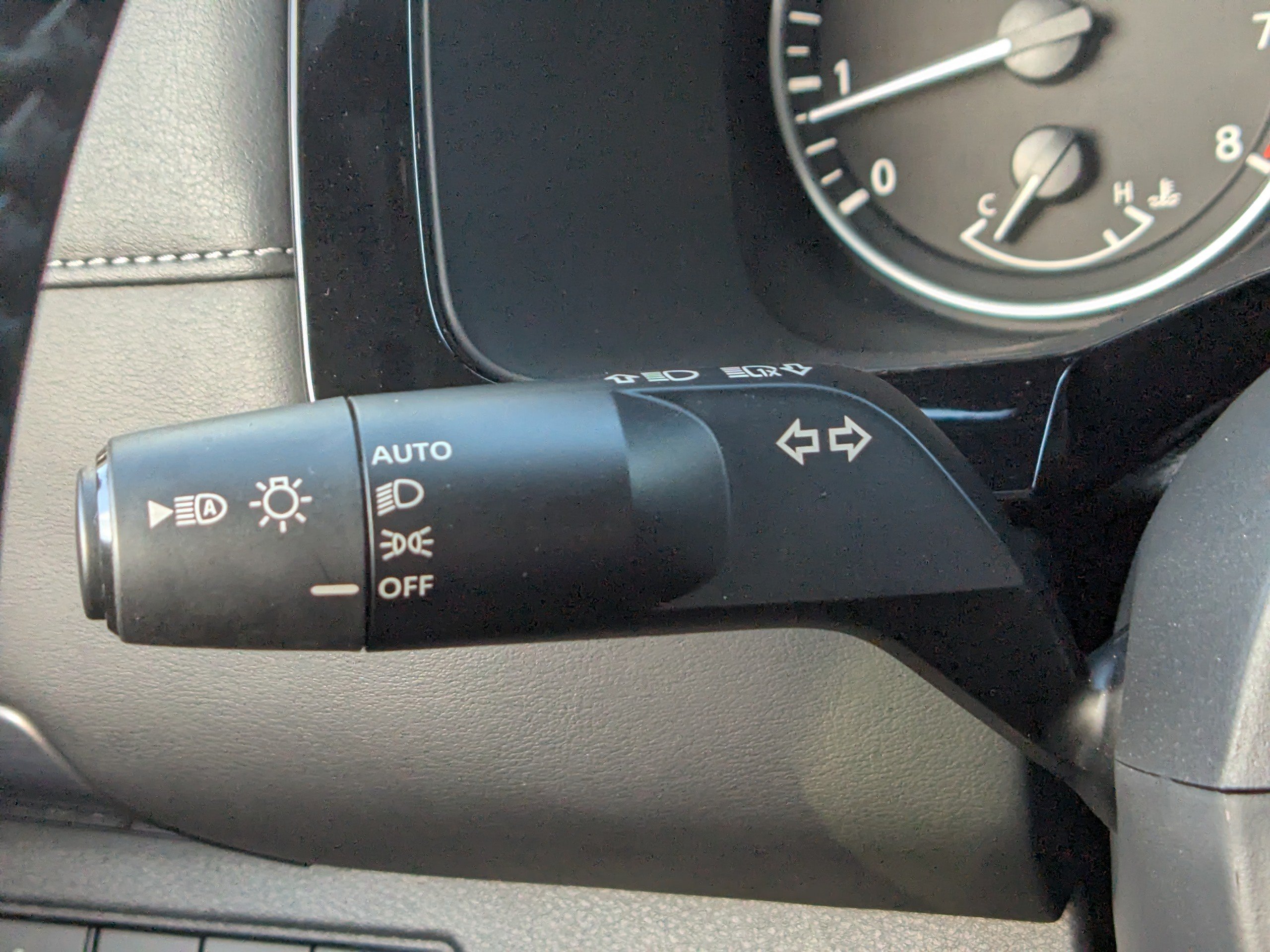 Used 2023 Nissan Pathfinder SL w/ Black Appearance Package AWD/4WD image 30
