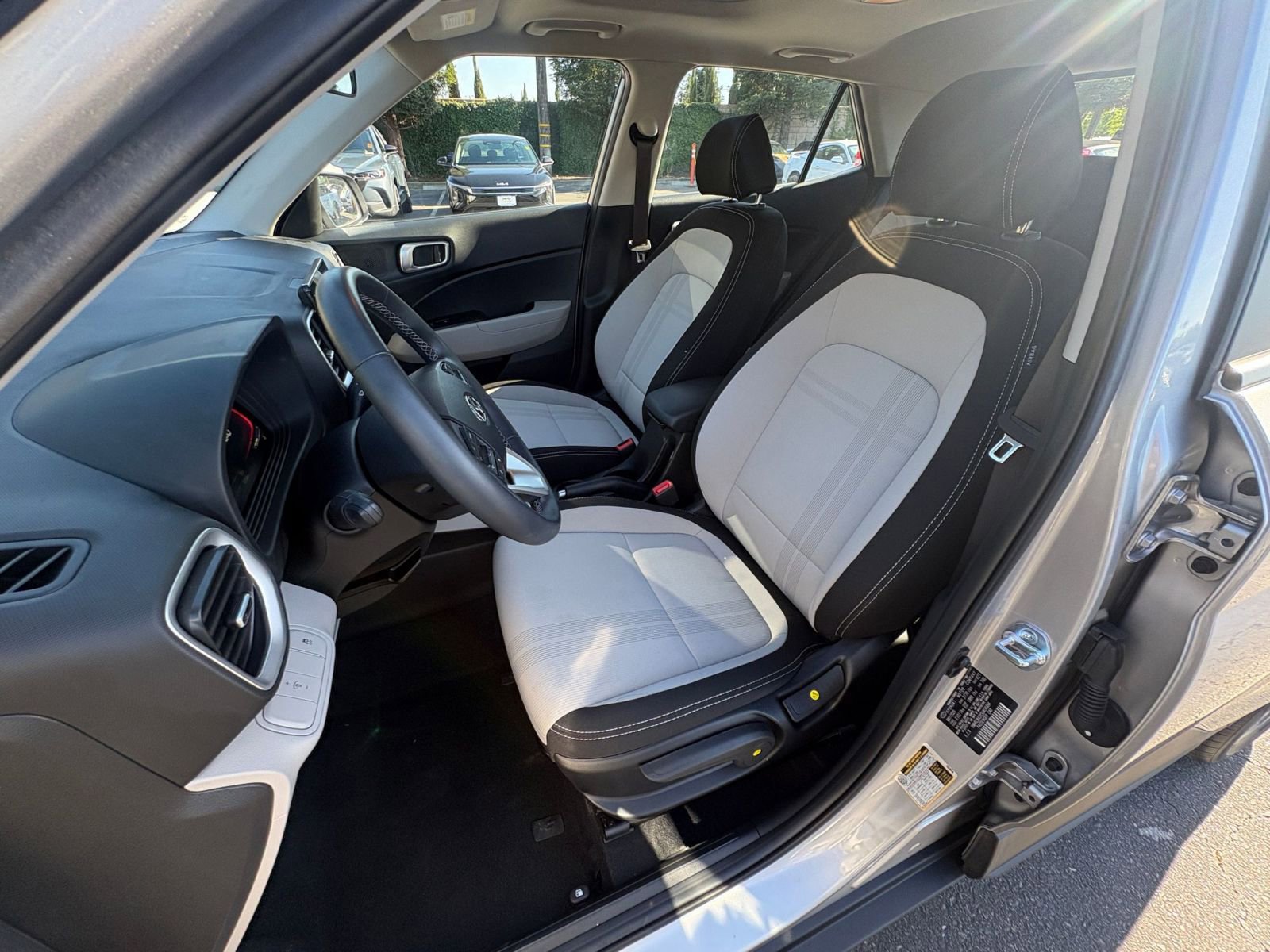 Used 2025 Hyundai Venue SEL image 37