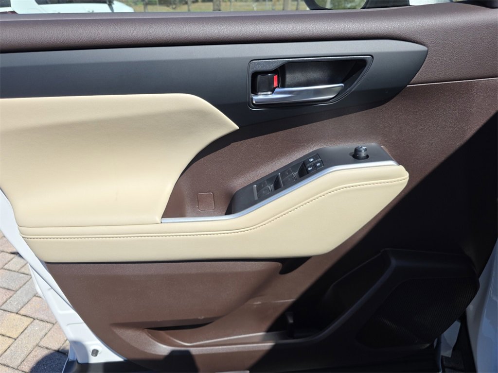 Certified 2022 Toyota Highlander XLE image 29