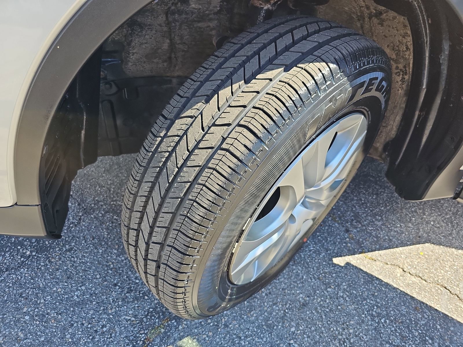 Used 2015 Toyota RAV4 LE image 33