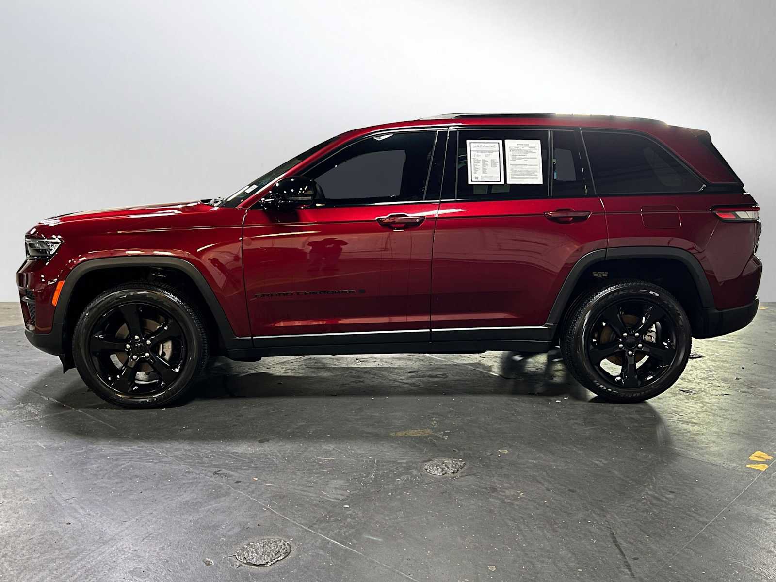 Used 2023 Jeep Grand Cherokee Altitude AWD/4WD image 6