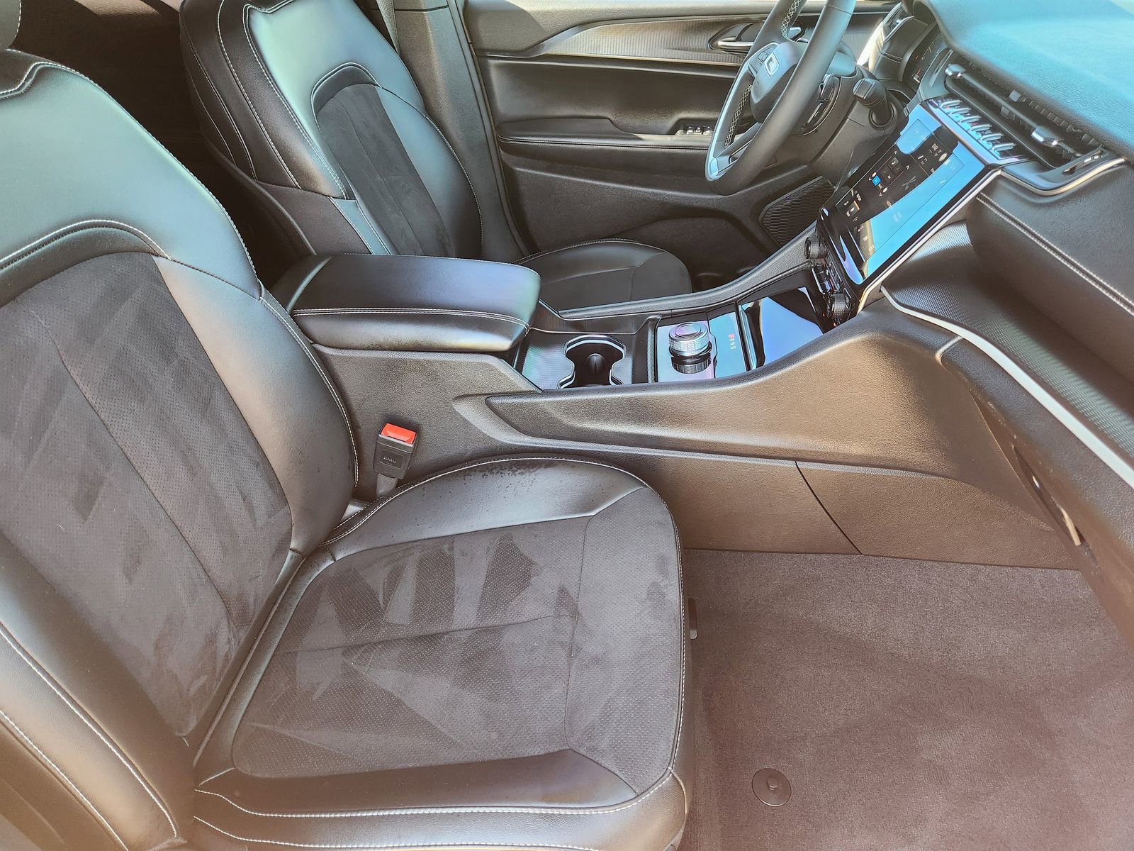 Used 2024 Jeep Grand Cherokee Altitude AWD/4WD image 17
