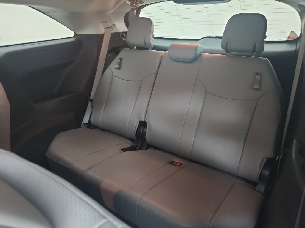 Used 2025 Toyota Sienna XLE FWD image 36