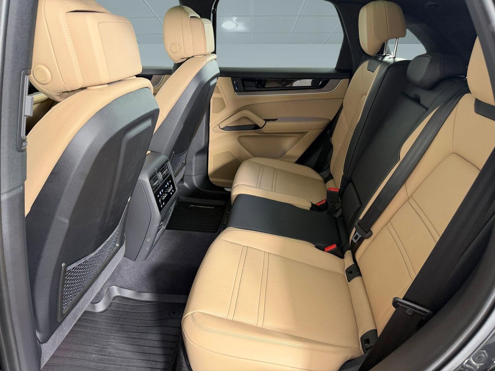 Used 2025 Porsche Cayenne image 12