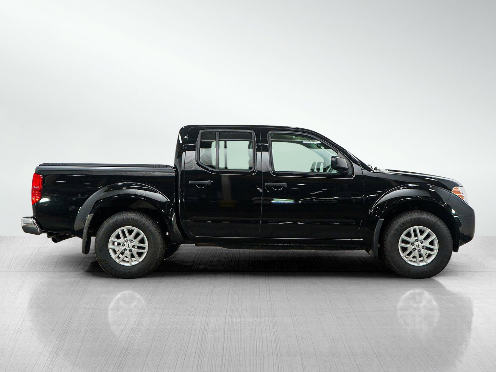 Used 2017 Nissan Frontier SV w/ SV Value Truck Package AWD/4WD image 6