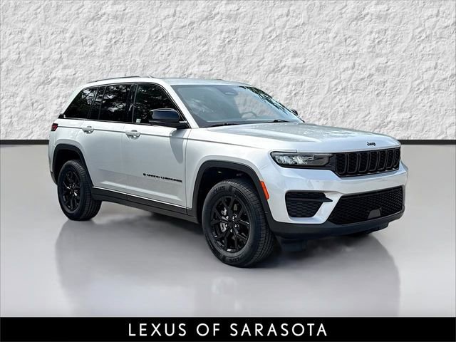 Used 2024 Jeep Grand Cherokee Altitude RWD image 1