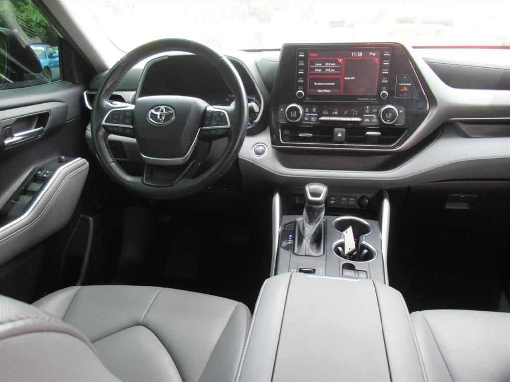 Used 2022 Toyota Highlander XLE FWD image 13