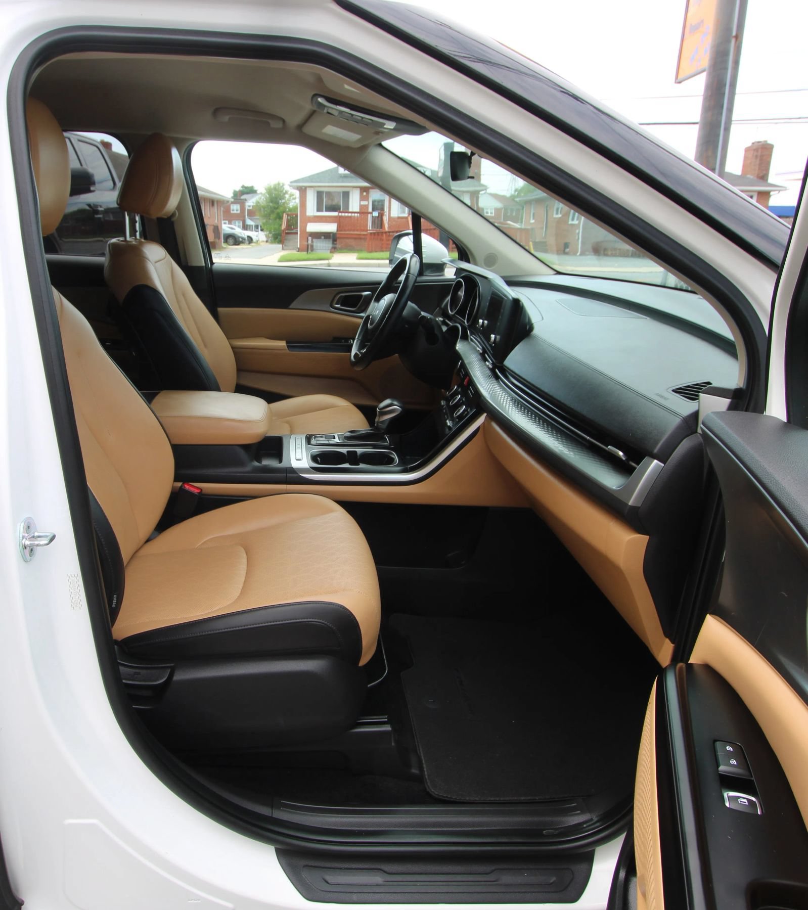 Used 2023 Kia Carnival LX FWD image 10