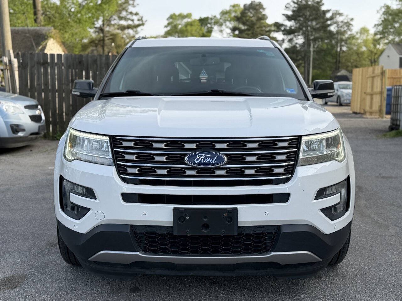 Used 2016 Ford Explorer XLT w/ Equipment Group 202A AWD/4WD image 3