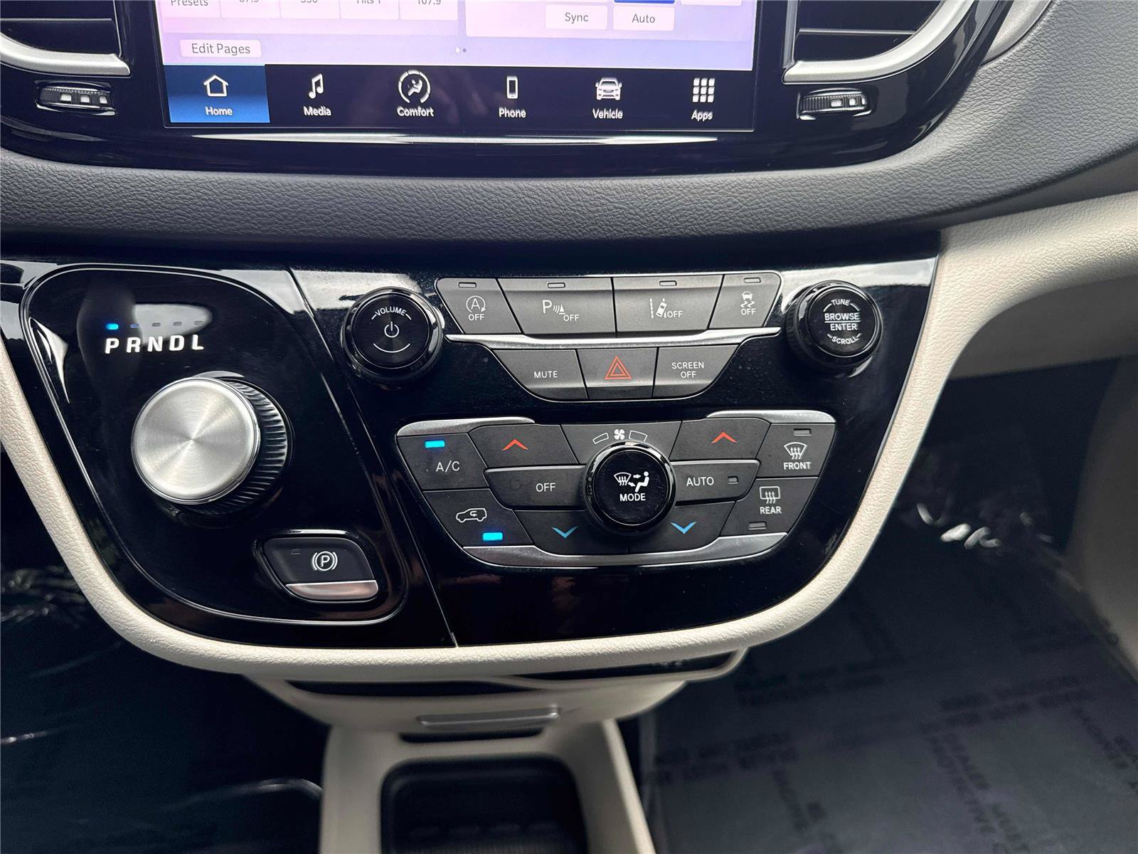 Used 2023 Chrysler Pacifica Touring-L FWD image 24