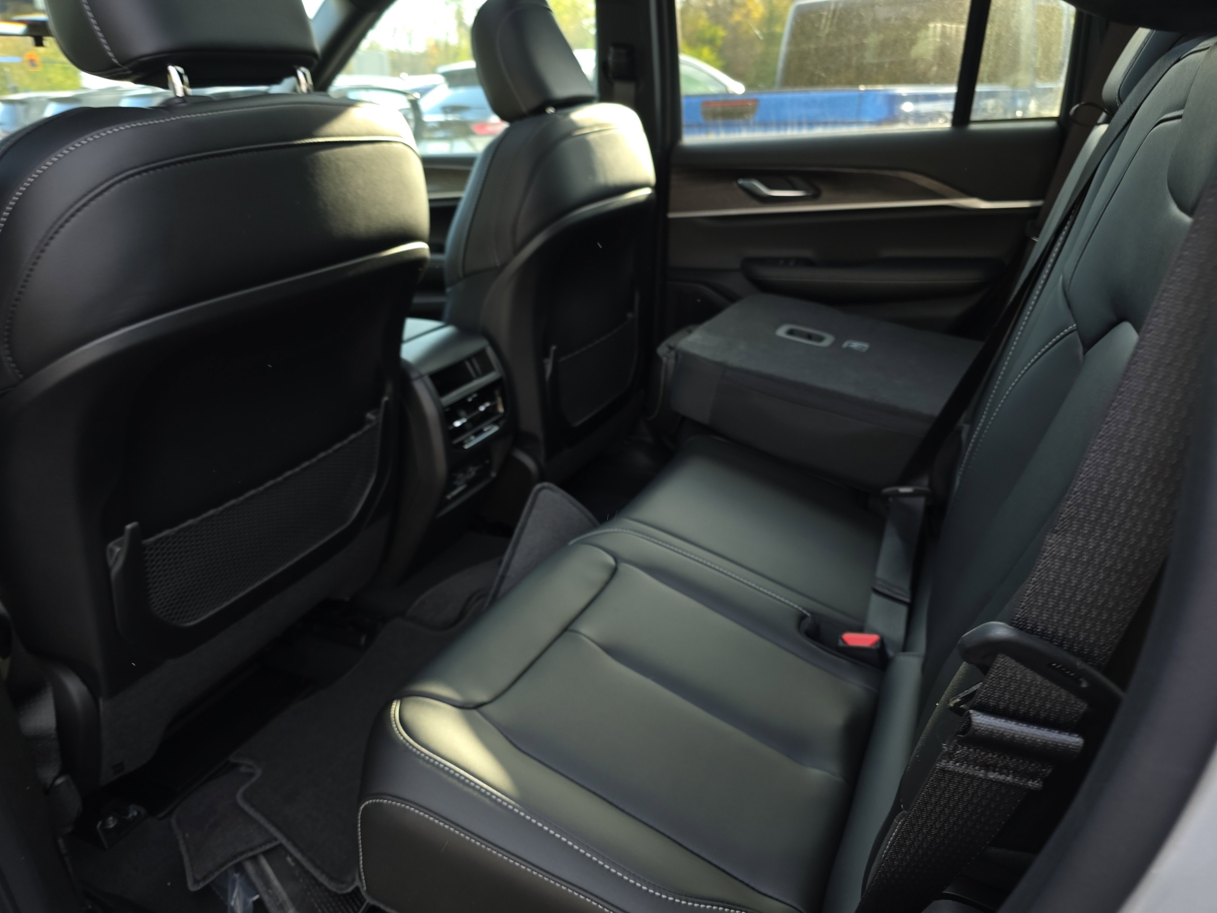 New 2025 Jeep Grand Cherokee Limited w/ Black Appearance Package image 13