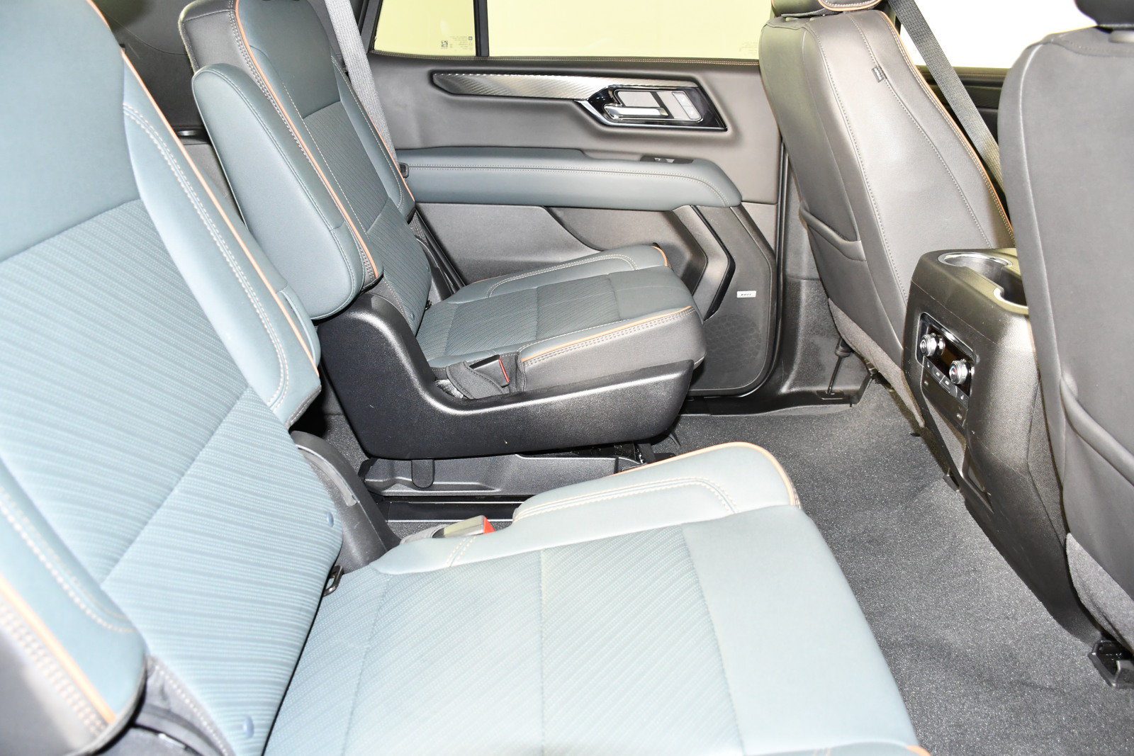 Used 2025 GMC Yukon AT4 AWD/4WD image 48