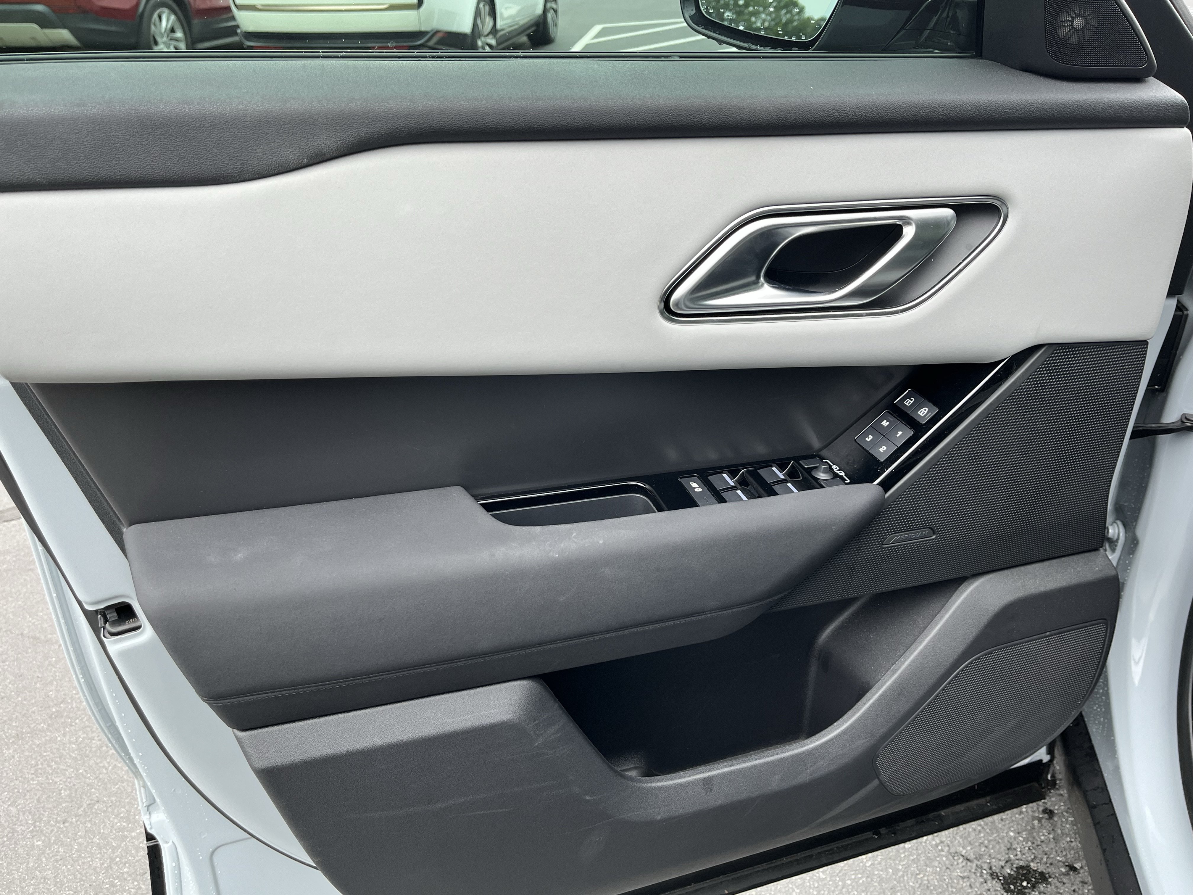 Used 2025 Land Rover Range Rover Velar Dynamic SE AWD/4WD image 14