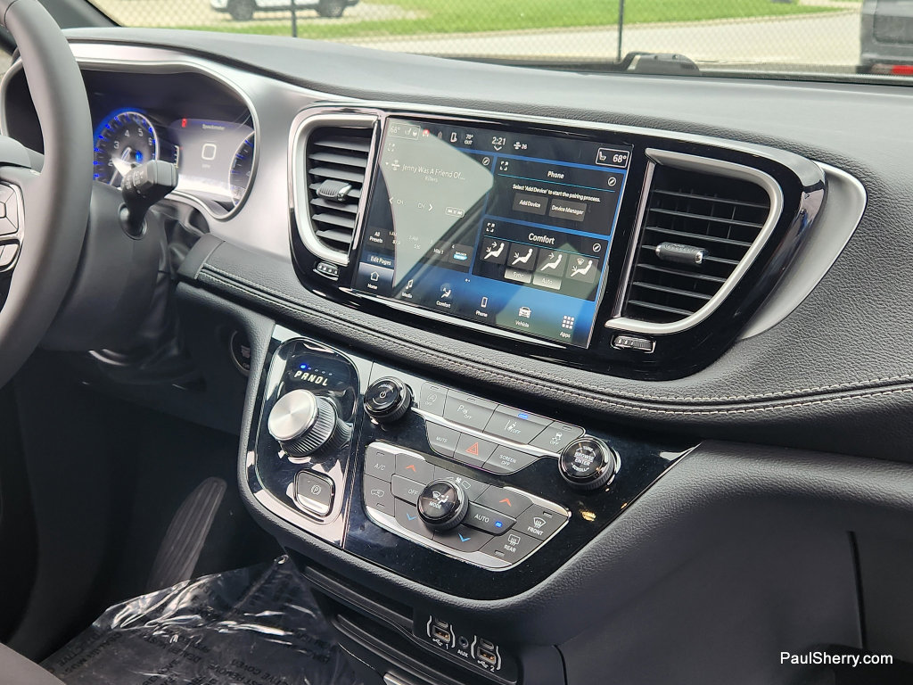 Used 2024 Chrysler Pacifica Touring FWD image 42