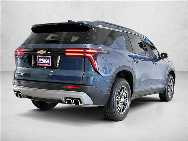 Used 2026 Chevrolet Traverse LT FWD image 2