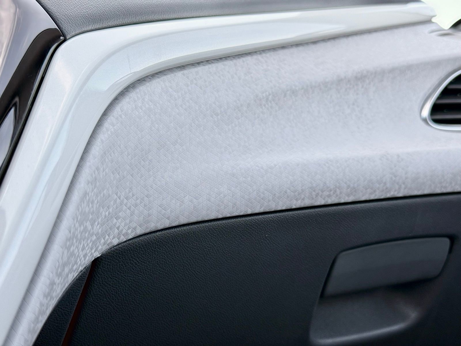 Used 2018 Chevrolet Bolt LT FWD image 31