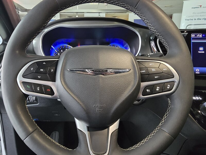 Used 2025 Chrysler Pacifica Select FWD image 31
