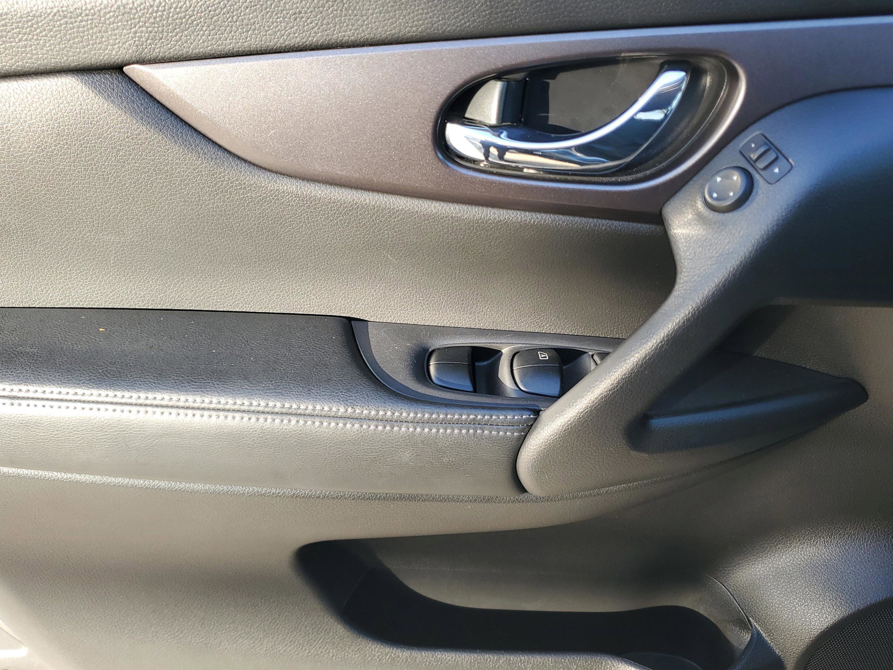 Used 2016 Nissan Rogue SV w/ SV Premium Package image 17