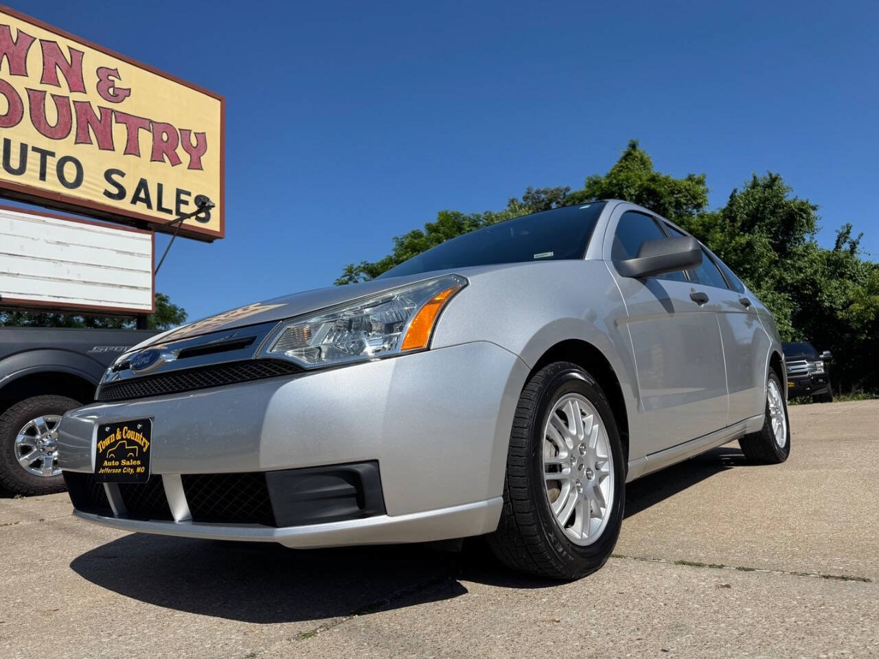 Used 2010 Ford Focus SE FWD image 1