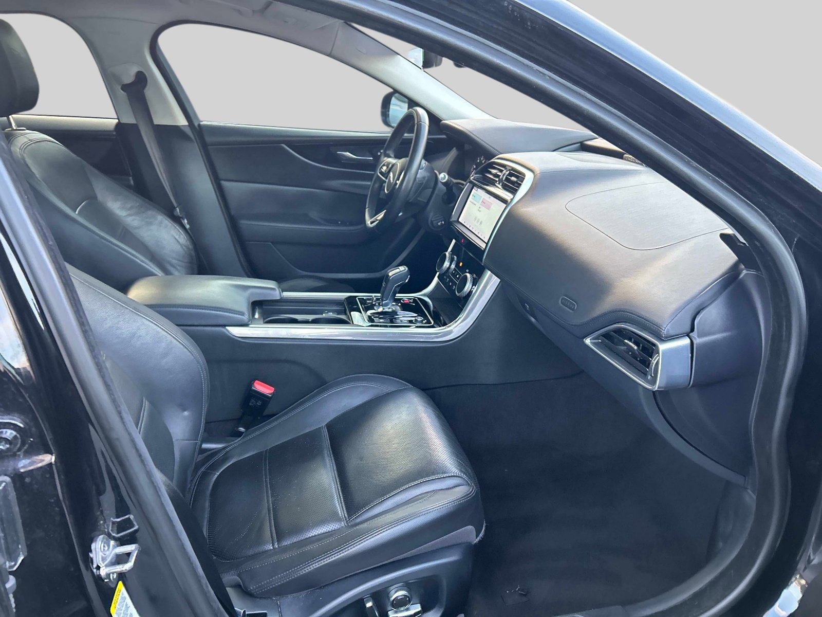 Used 2020 Jaguar XE S image 15