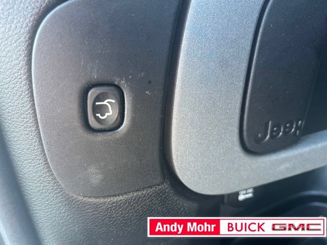 Used 2018 Jeep Cherokee Overland AWD/4WD image 13