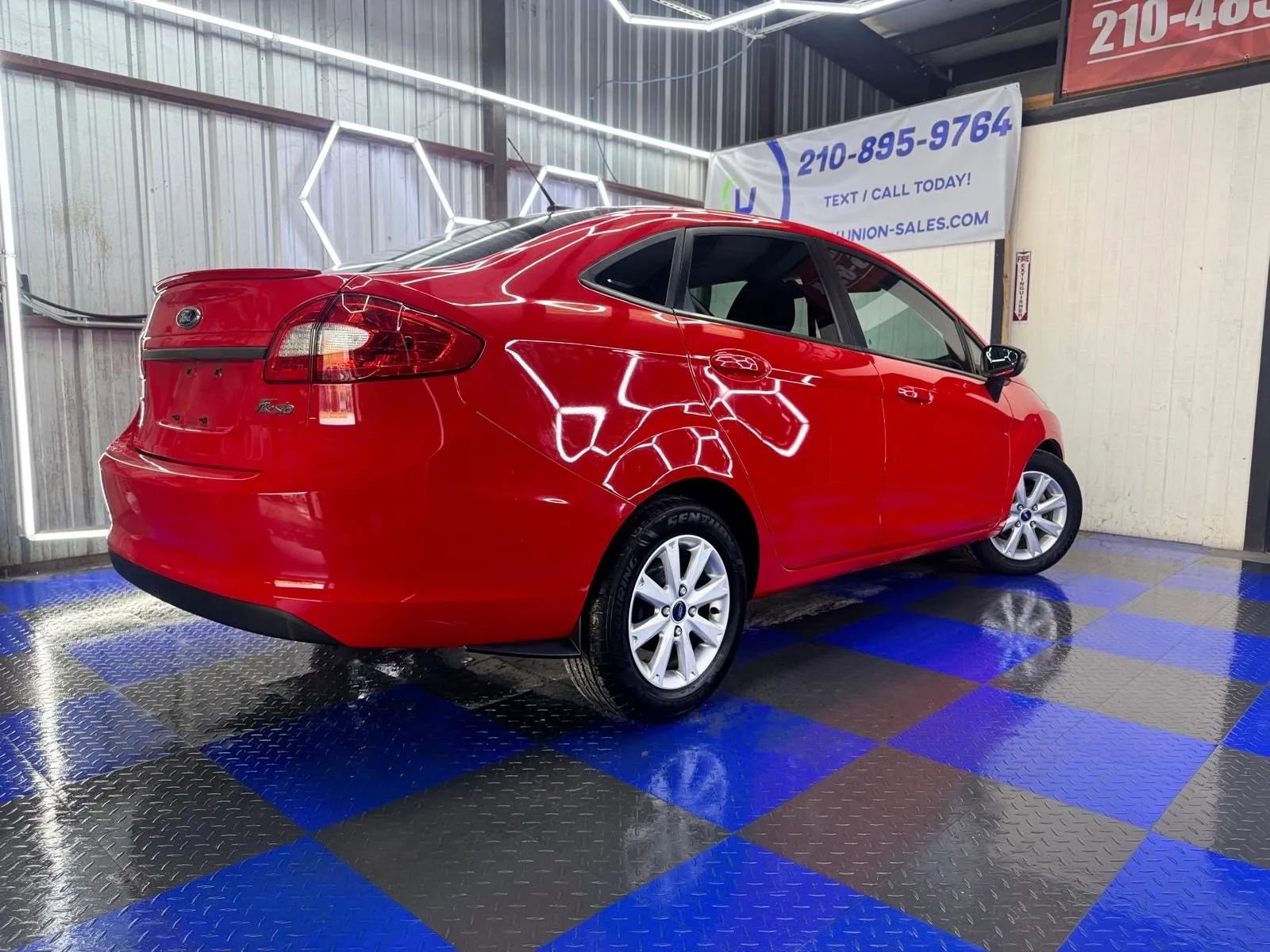 Used 2013 Ford Fiesta SE image 24