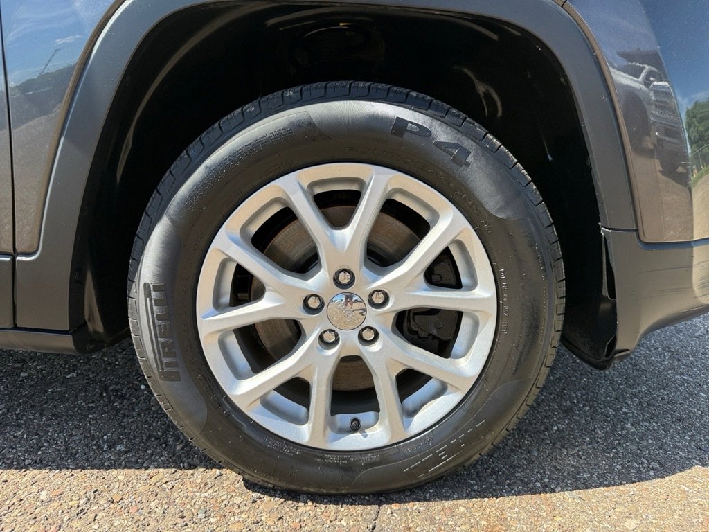 Used 2015 Jeep Cherokee Latitude FWD image 32
