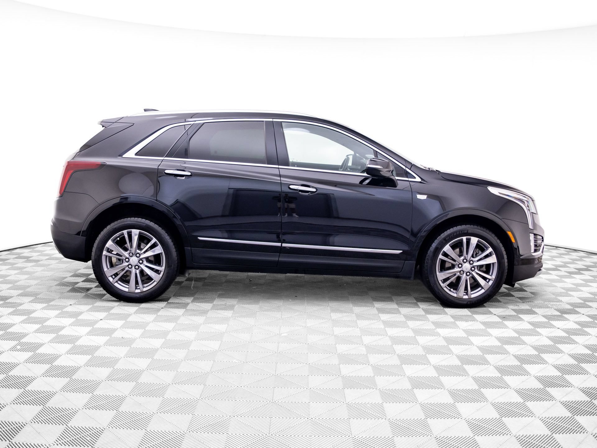 Used 2023 Cadillac XT5 Premium Luxury w/ LPO, Floor Liner Package AWD/4WD image 6