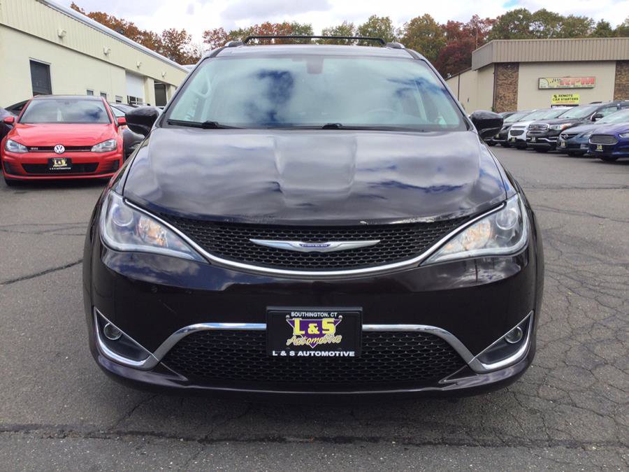 Used 2019 Chrysler Pacifica Touring-L image 2