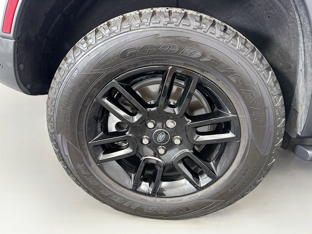 Used 2025 Land Rover Defender 110 S image 32