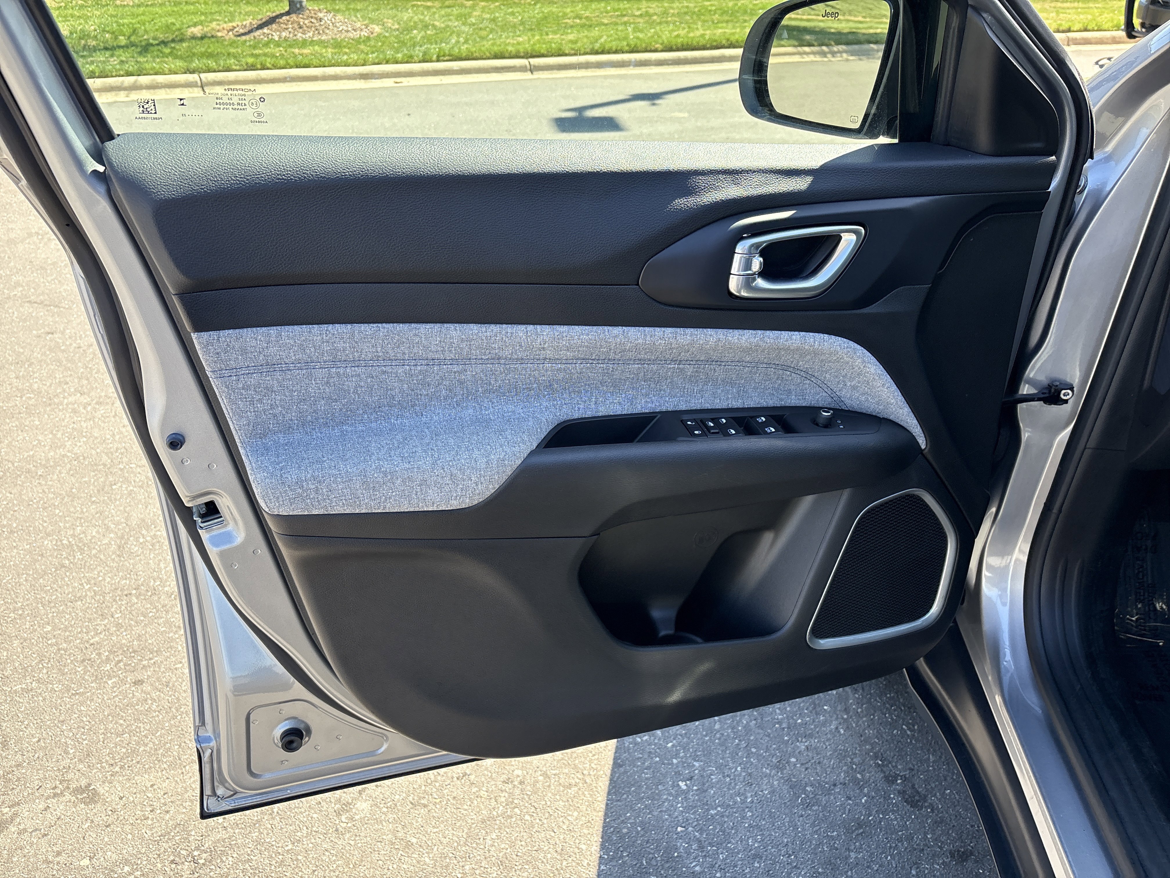 Used 2023 Jeep Compass Latitude image 14