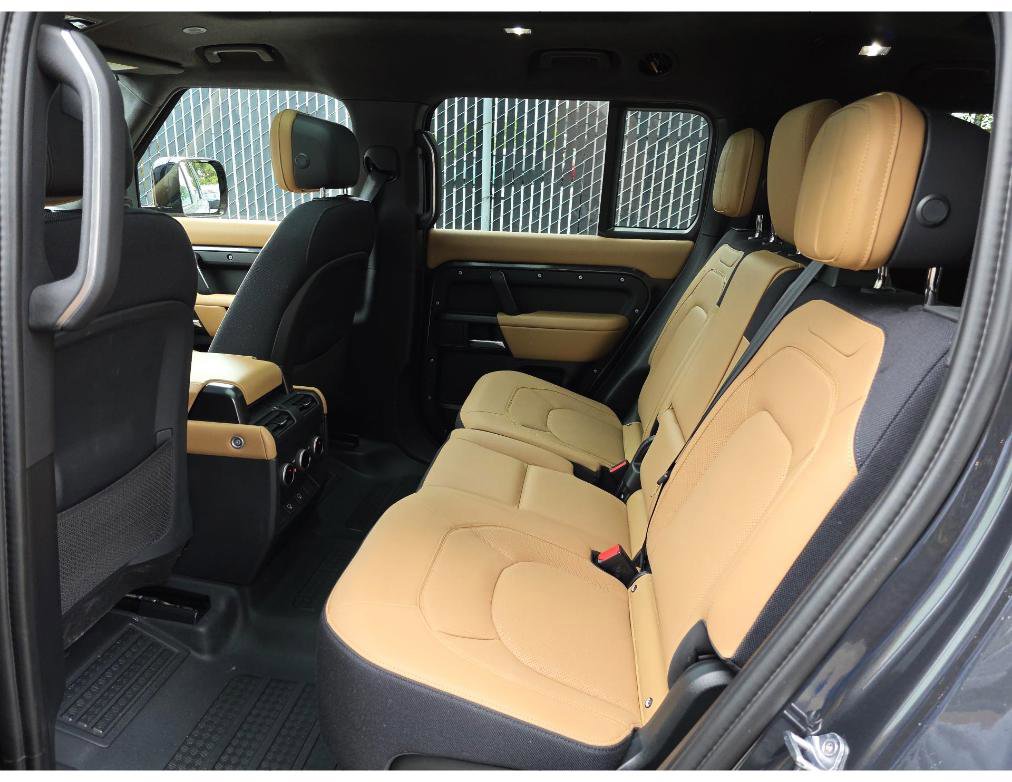 Used 2025 Land Rover Defender 130 V8 AWD/4WD image 9