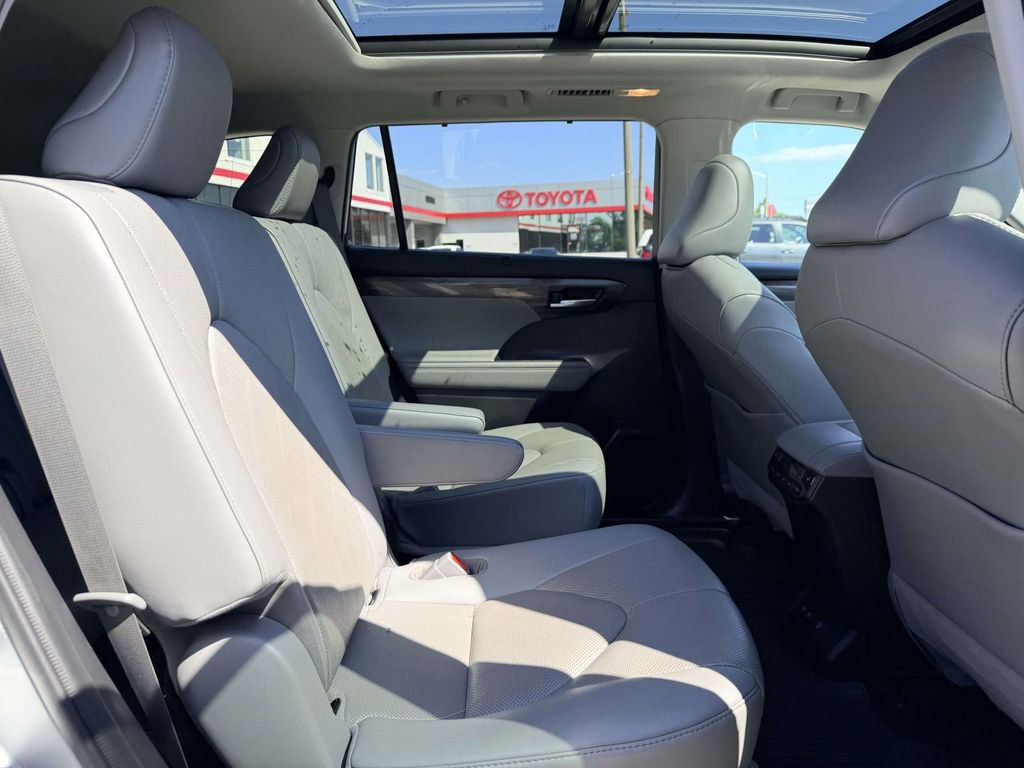 Used 2021 Toyota Highlander Platinum AWD/4WD image 15