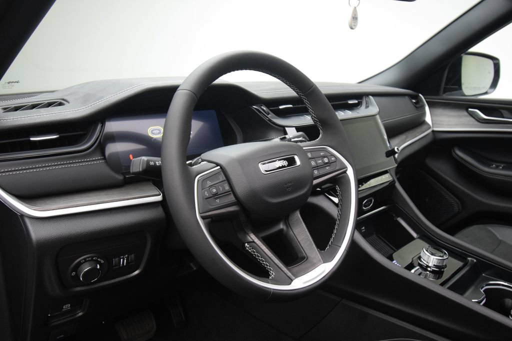 New 2027 Jeep Grand Cherokee Altitude AWD/4WD image 32