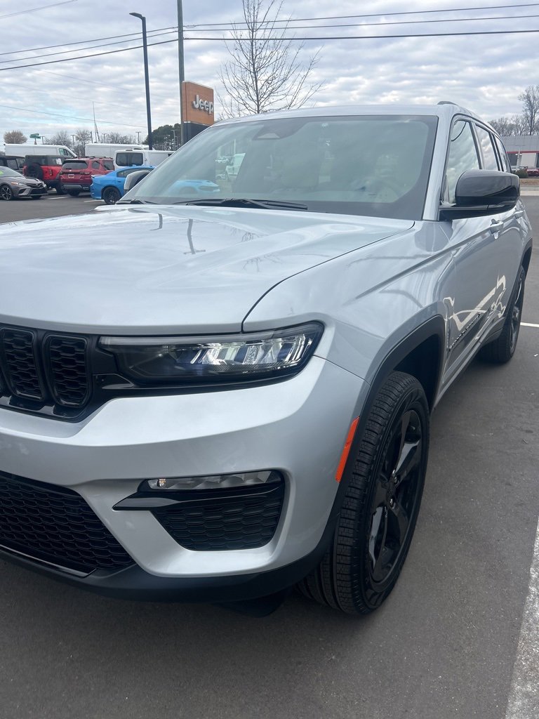 Used 2025 Jeep Grand Cherokee Limited w/ Black Appearance Package image 13