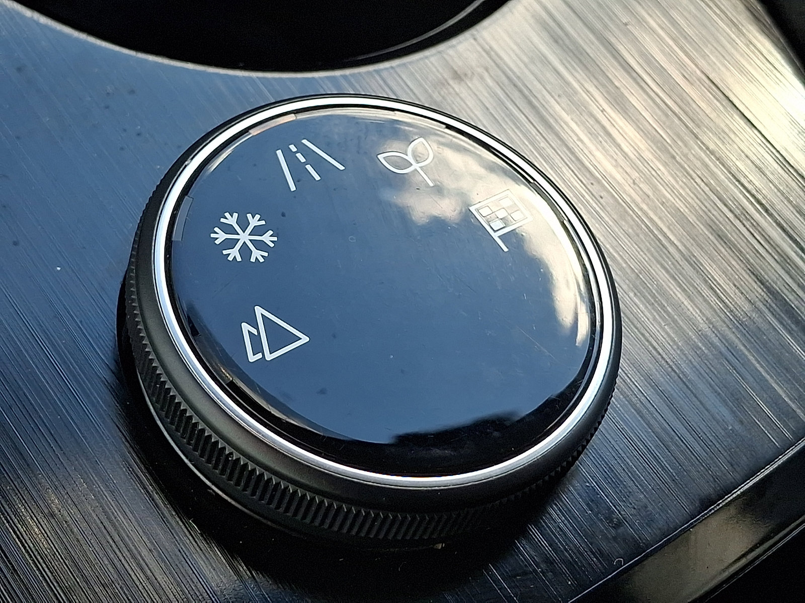 Used 2024 Nissan Rogue S image 25