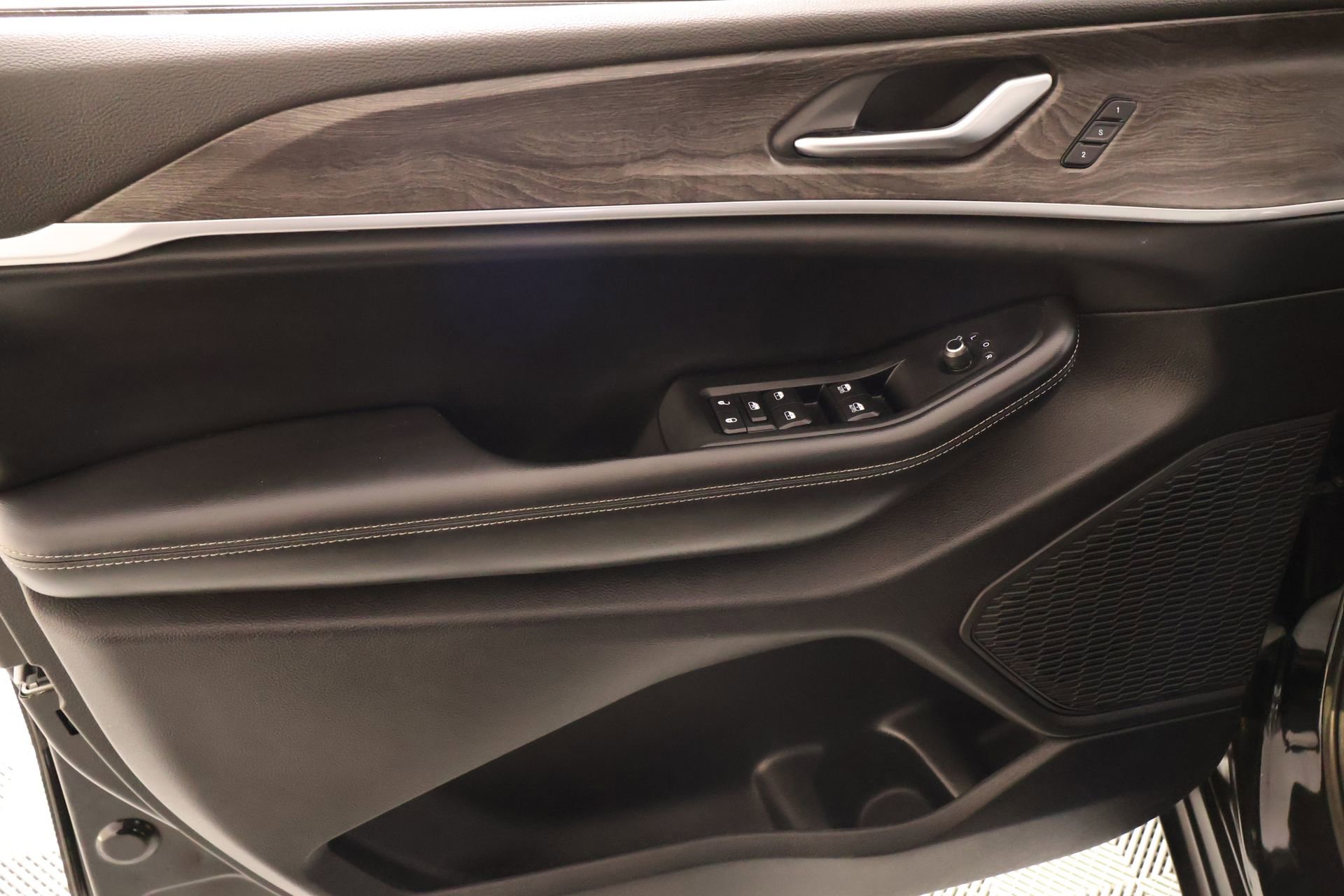 Used 2024 Jeep Grand Cherokee L Limited w/ Luxury Tech Group II AWD/4WD image 19