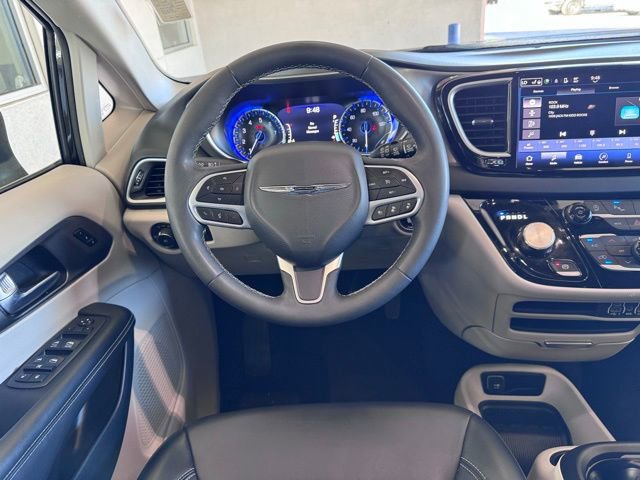 Used 2023 Chrysler Pacifica Touring-L FWD image 15