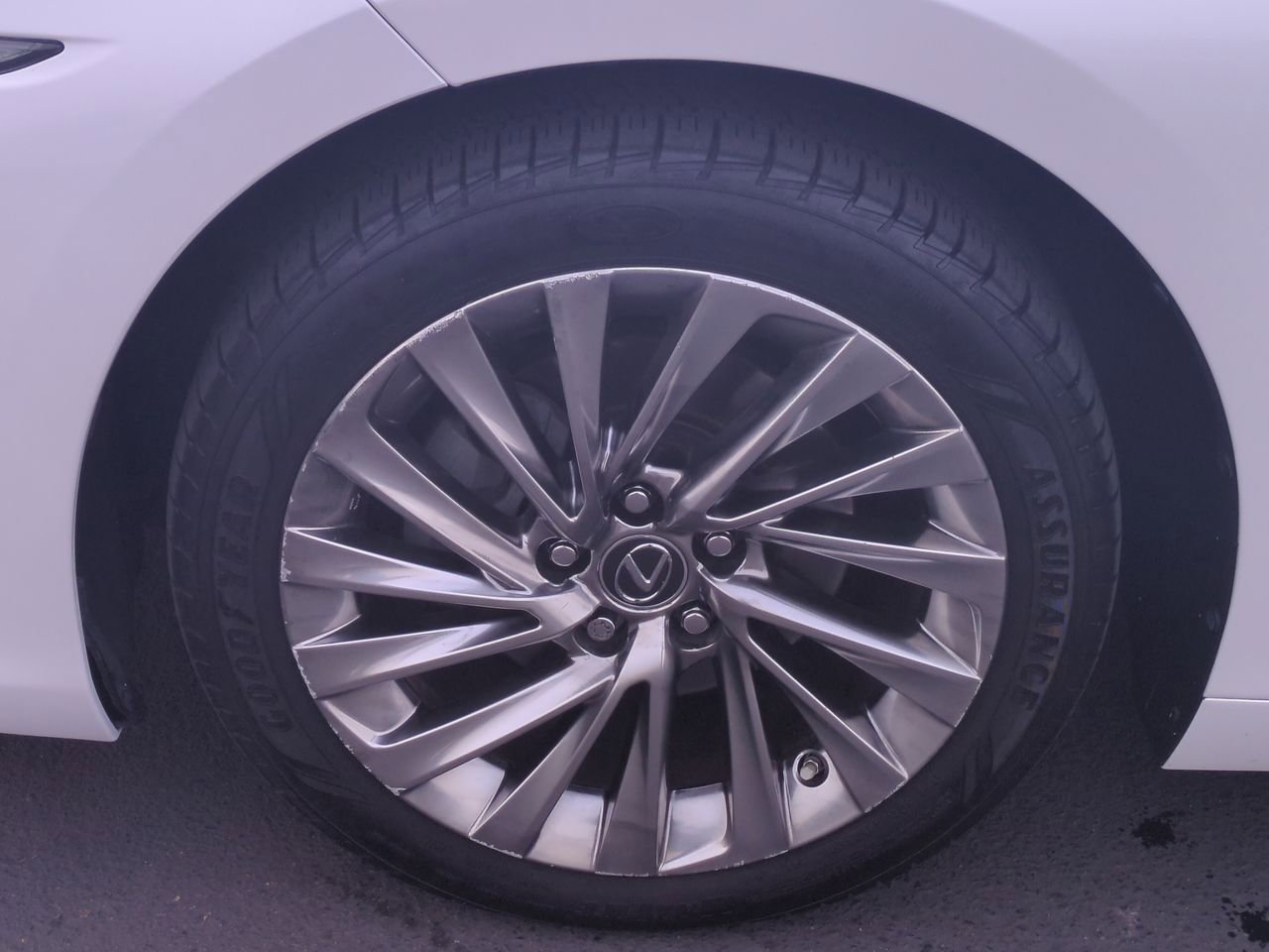 Used 2019 Lexus ES 300h w/ Luxury Package image 10