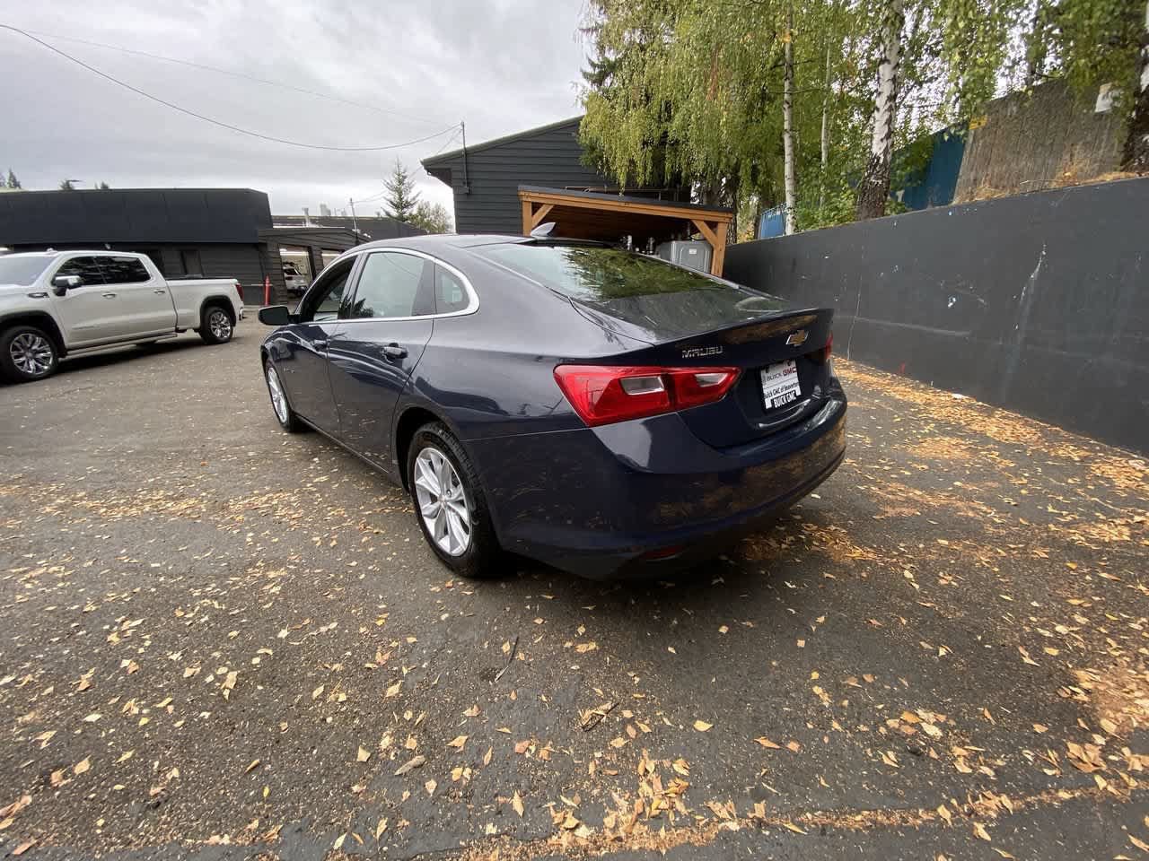 Used 2025 Chevrolet Malibu LT FWD image 4