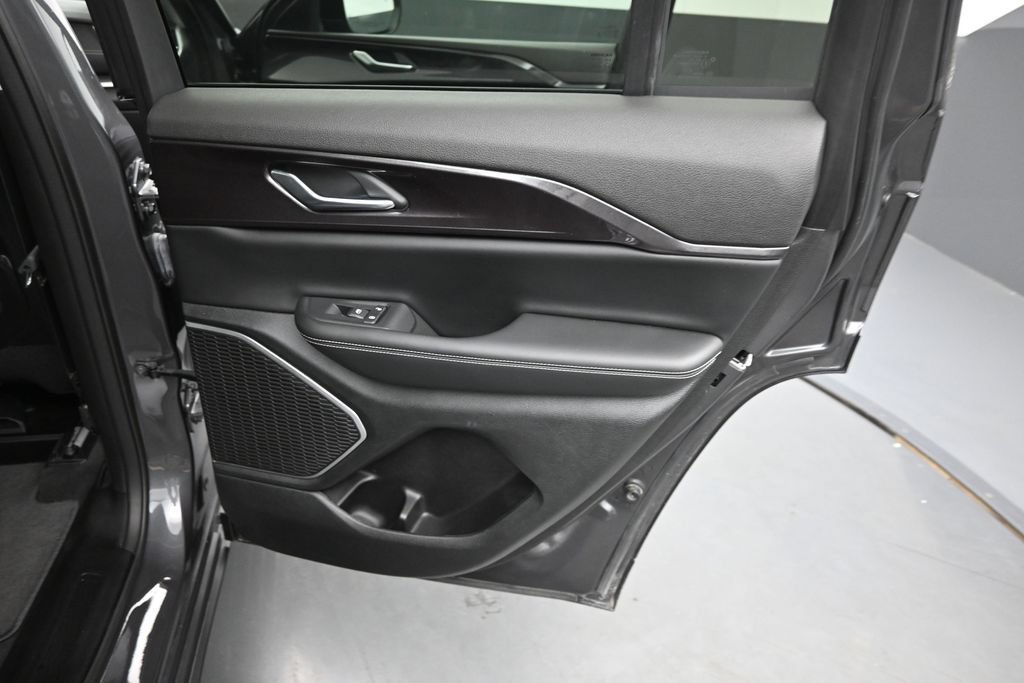 Used 2022 Jeep Grand Cherokee Laredo w/ Luxury Tech Group I AWD/4WD image 14