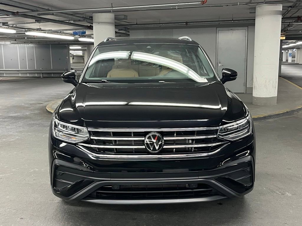 Used 2024 Volkswagen Tiguan SE w/ Panoramic Sunroof Package image 30