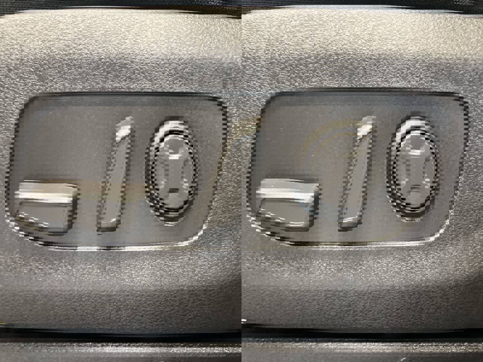 Used 2025 Kia Carnival EX image 11